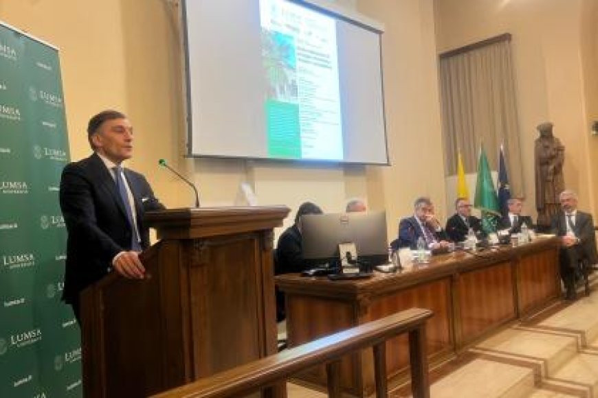 In primo piano l'assessore regionale delle attività produttive Edy Tamajo durante il meeting in cui è stata annunciata la nascita dell'Osservatorio Regionale dell'Intelligenza Artificiale (credit foto sito ufficiale Regione Sicilia)