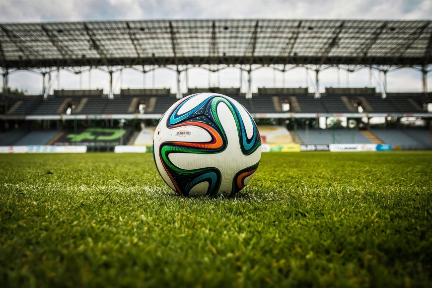 Pallone da calcio in mezzo a un terreno di gioco