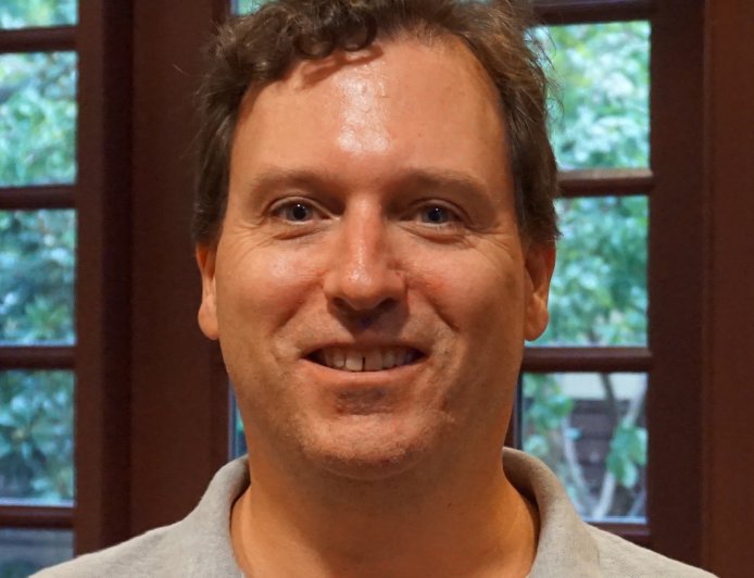 John Carreyrou guida la rivolta degli autori contro i giganti dell'intelligenza artificiale