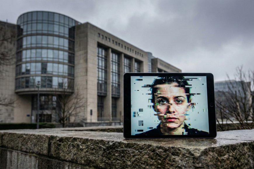 Le autorità globali sfidano Elon Musk sulla deriva di Grok trasformato in una fabbrica di immagini illegali