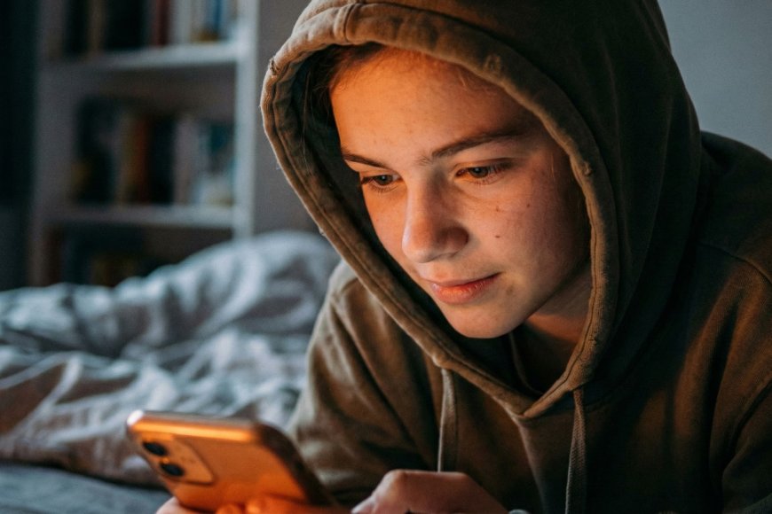 La migrazione silenziosa dei giovani dai social network agli algoritmi di senso